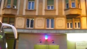 Un edificio de varios pisos con un estilo arquitectónico clásico, que presenta una fachada simétrica con ventanas regularmente distribuidas y detalles decorativos en las esquinas.