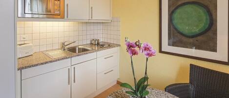 Frigorífico grande, microondas, placa de cocina y tostadora