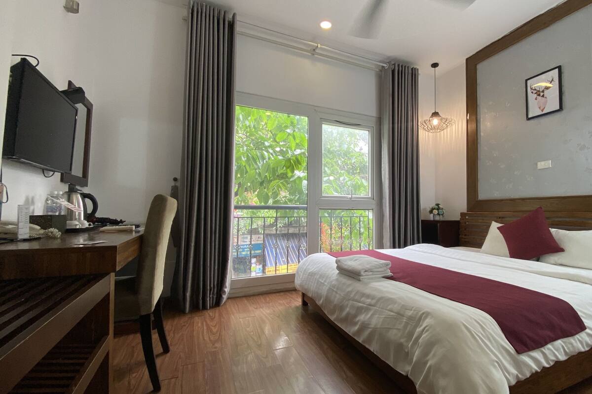 Junior Room, 1 King Bed, City View | Minibar, in-room safe, desk, blackout curtains