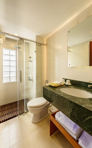 Shower, rainfall showerhead, free toiletries, hair dryer