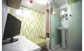 Decoración personalizada, muebles diferentes, escritorio y wifi gratis 