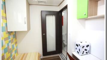 Individuell dekoriert, individuell eingerichtet, Schreibtisch