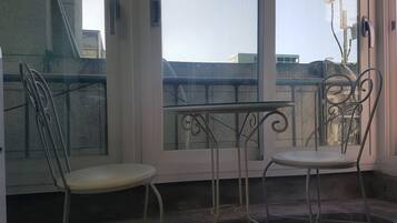 Kühlschrank, Mikrowelle, Reiskocher, Kochgeschirr/Geschirr/Besteck