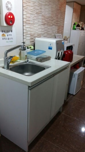 電冰箱、微波爐、電鍋、鍋具/餐盤/廚房用品