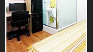 Shower Room | Individuell dekoriert, individuell eingerichtet, Schreibtisch