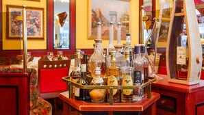 Un espace bar où une variété de bouteilles d’alcool sont présentées sur un plateau en métal.