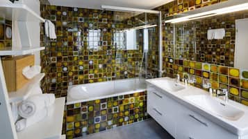 Deluxe-Dreibettzimmer | Badezimmer