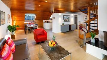 Deluxe Triple Room | Living area | Flat-screen TV