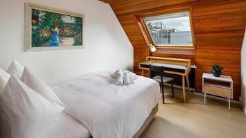 Kamar Triple Deluks | Meja kerja, Wi-Fi gratis, dan seprai linen