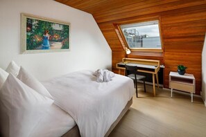 Tremannsrom – deluxe | Skrivebord, wi-fi (inkludert) og sengetøy