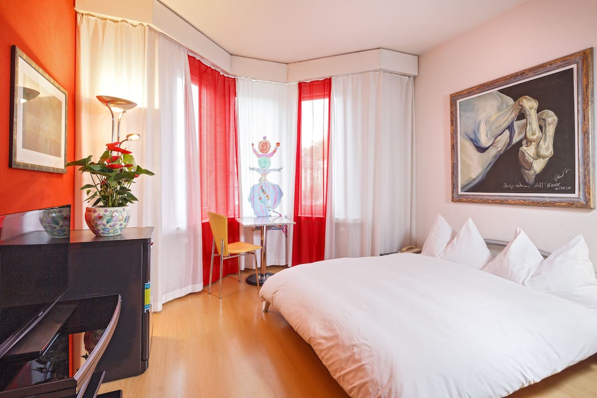 Chambre Double, salle de bains commune | Bureau, Wi-Fi gratuit, draps fournis