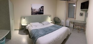 Superior Double Room (avec douche) | Desk, soundproofing, free WiFi, wheelchair access - Abel Hotel (Langeac)