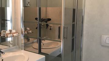 Superior Double Room (avec douche) | Bathroom | Free toiletries, hair dryer, towels