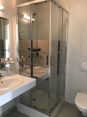 Superior tweepersoonskamer (avec douche) | Badkamer | Gratis toiletartikelen, een haardroger, handdoeken