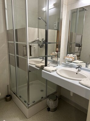 Free toiletries, hair dryer, towels - Abel Hotel (Langeac)