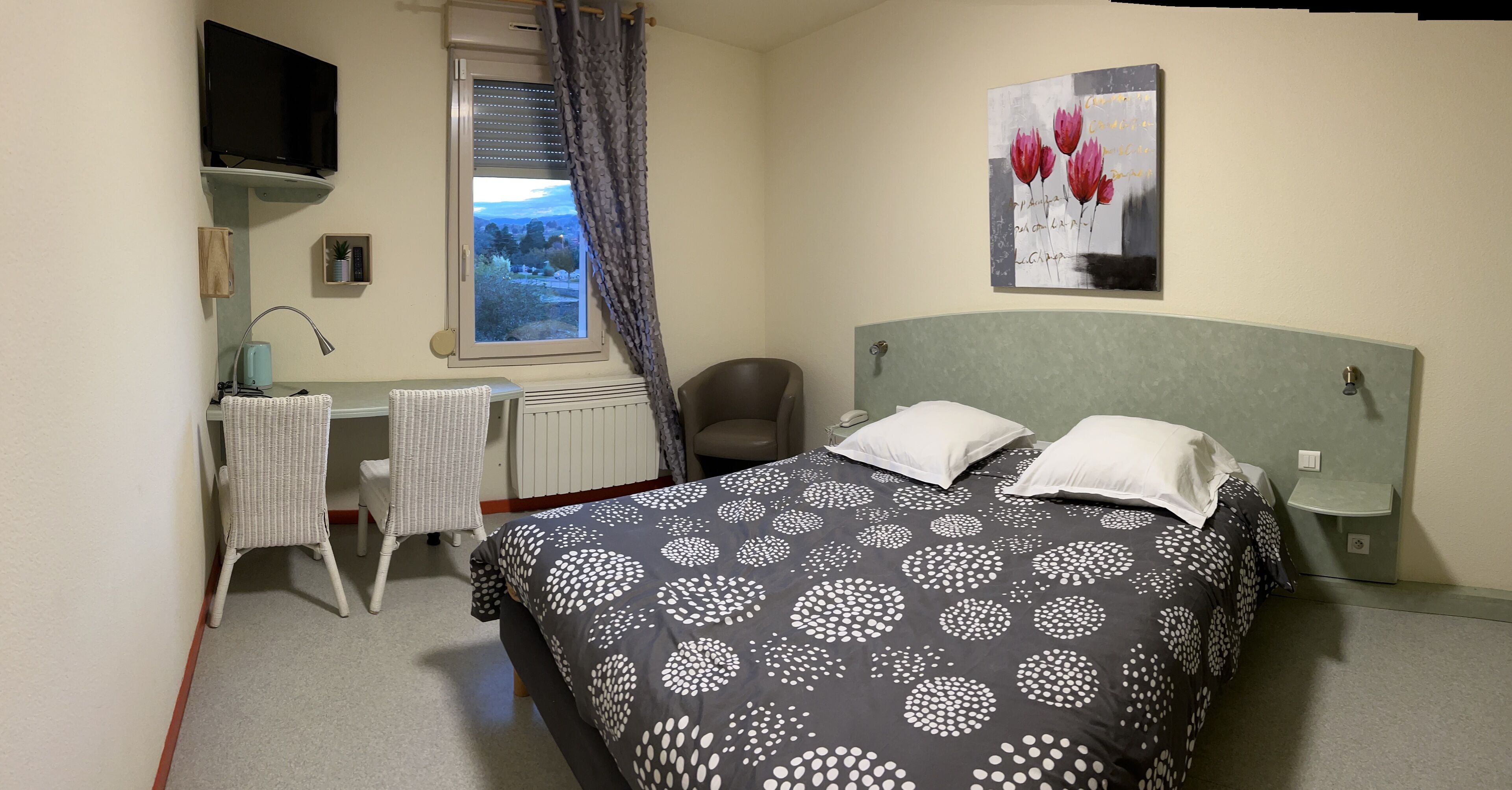 Superior tweepersoonskamer (avec douche) | Een bureau, geluiddichte muren, gratis wifi, rolstoeltoegang