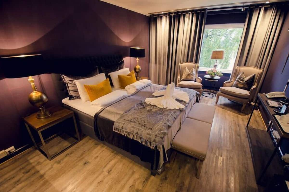 Pillow-top beds, desk, blackout curtains, free WiFi