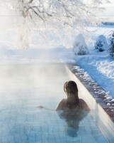 Una piscina techada, una piscina al aire libre