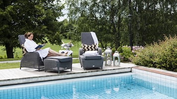 Exercise/lap pool