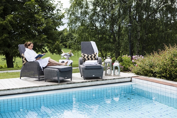 Exercise/lap pool