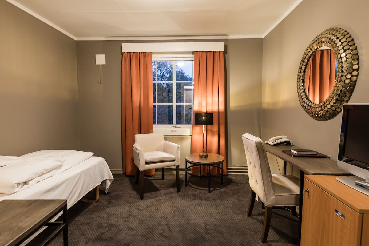 Pillow-top beds, desk, blackout curtains, free WiFi