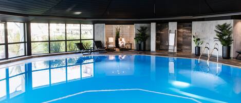 Piscine couverte, piscine extérieure, chaises longues