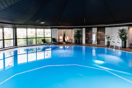 Una piscina techada, una piscina al aire libre. Klækken Hotell