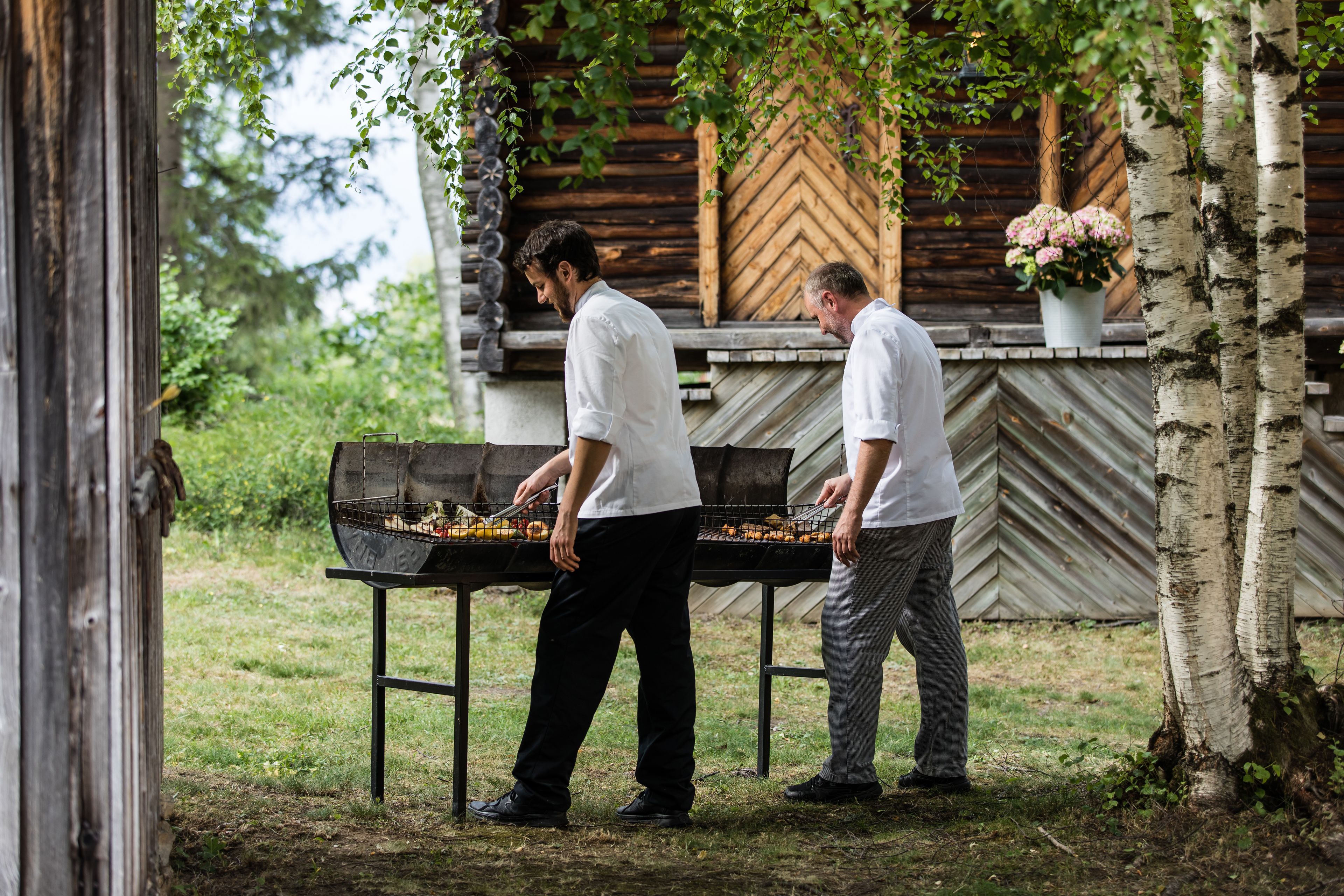 Frokost, lunsj og middag serveres, lokale retter 