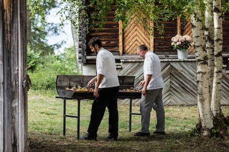 Se sirven desayunos, almuerzos y cenas; cocina local. Klækken Hotell