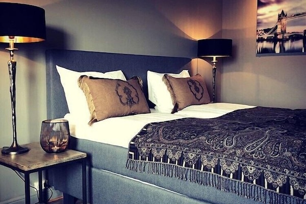Colchones con pillow-top, escritorio, cortinas blackout y wifi gratis