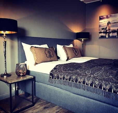 Colchones con pillow-top, escritorio, cortinas blackout y wifi gratis . Klækken Hotell