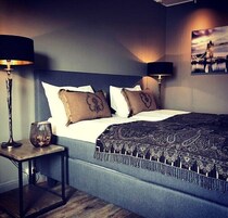 Colchones con pillow-top, escritorio, cortinas blackout y wifi gratis 