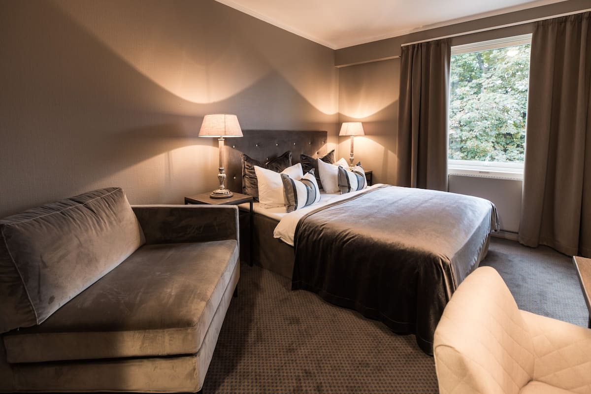 superior room | pillow-top beds, desk, blackout curtains, free wifi