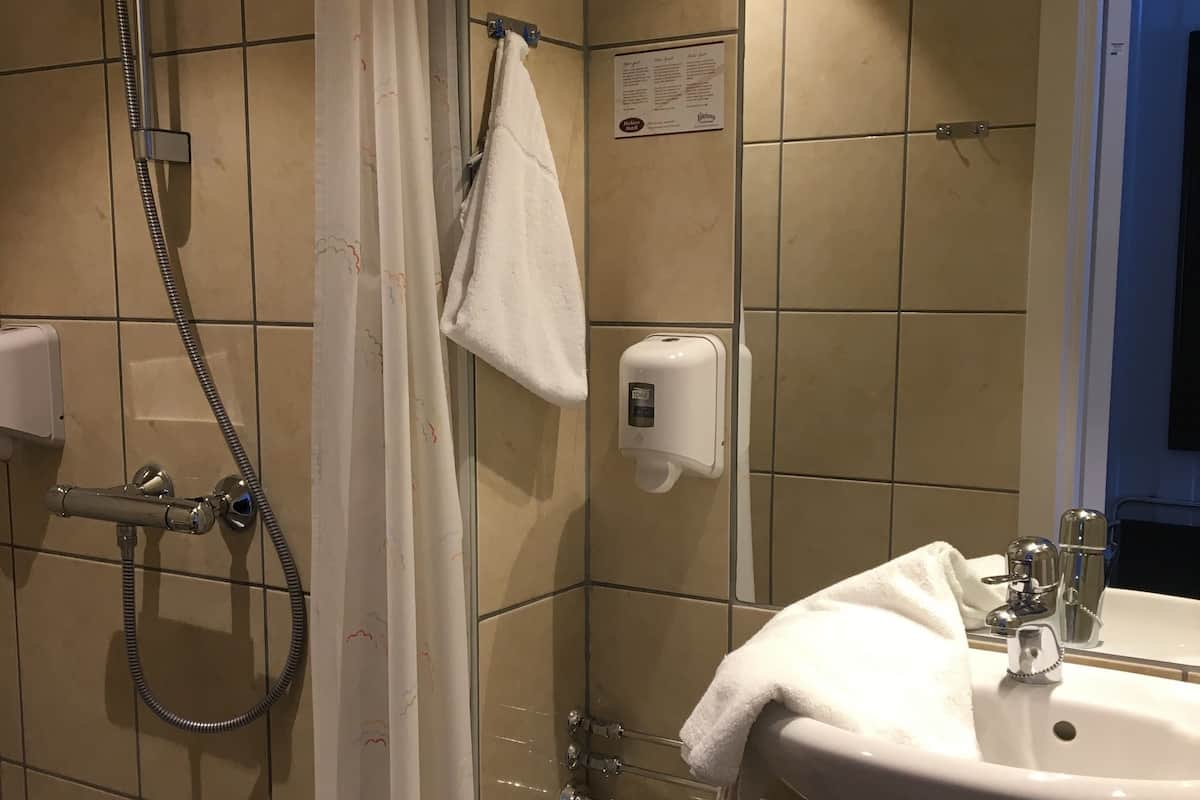 Bathroom | Eco-friendly toiletries, towels