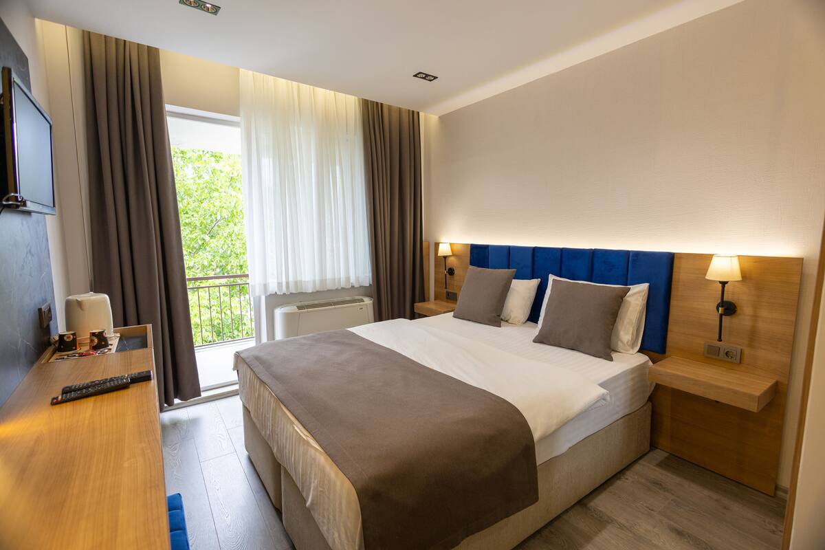 Minibar, soundproofing, WiFi (free), bed sheets