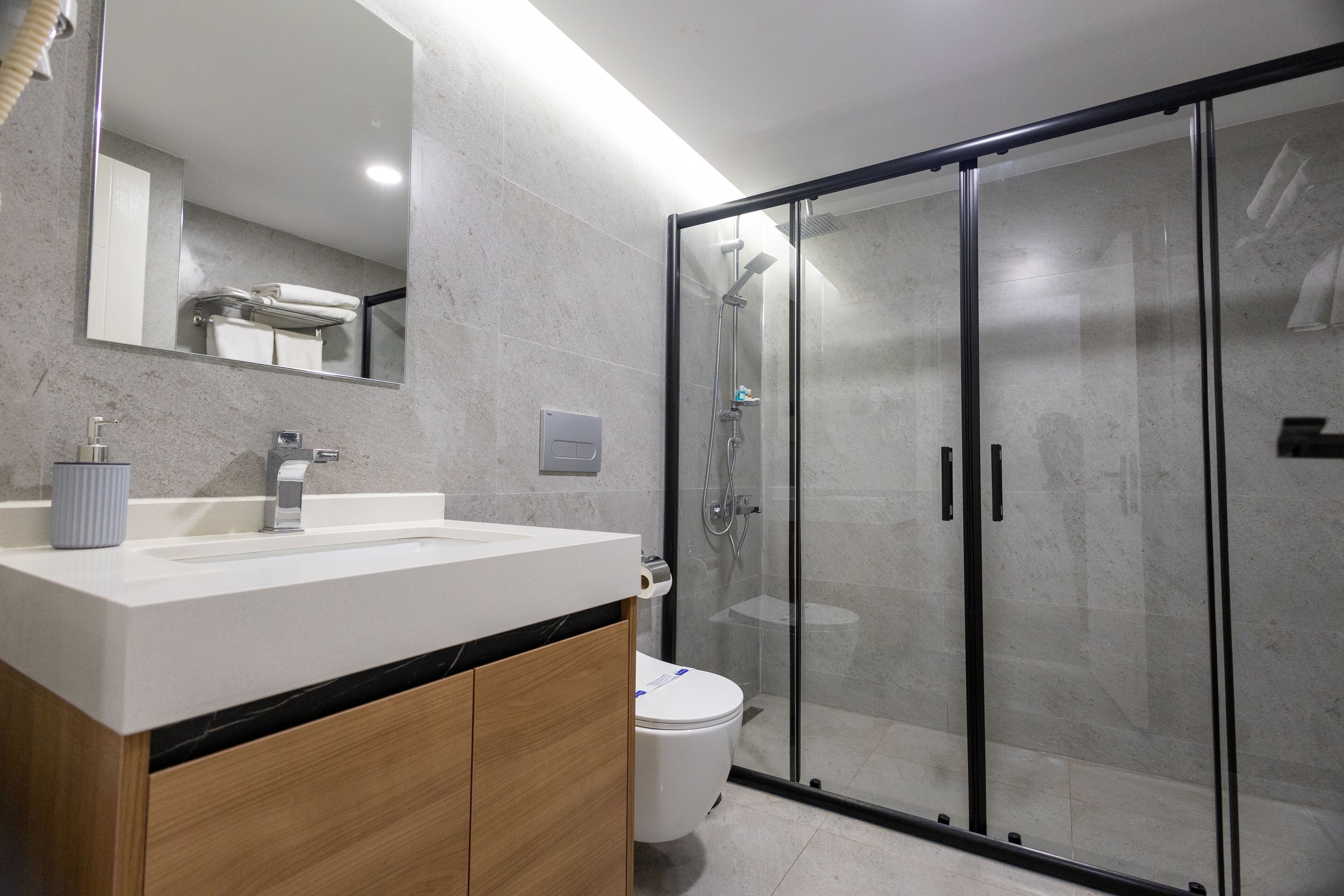 Phòng Suite Deluxe | Phòng tắm | Đồ dùng nhà tắm miễn phí, máy sấy tóc, dép đi trong nhà 