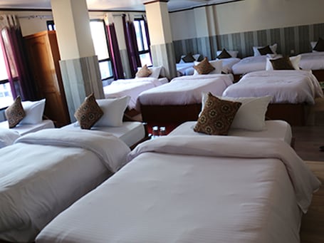 Escritorio, tabla de planchar con plancha y wifi gratis