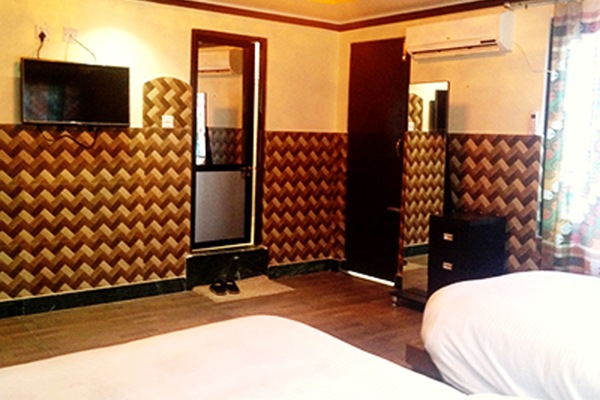 Standard Room | Desk, iron/ironing board (on request), WiFi (free)