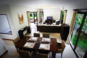2 Bedroom Villa | Essbereich im Zimmer