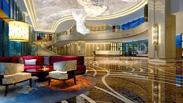 A spacious lobby with a high ceiling, a central seating area with a red sofa and chairs, and a large, ornate chandelier. - Sorl Hotel Hangzhou (Hangzhou)