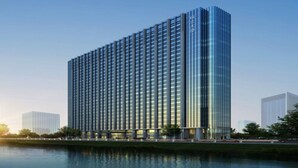 A high-rise hotel with a modern glass facade, located near a body of water. - Sorl Hotel Hangzhou (Hangzhou)