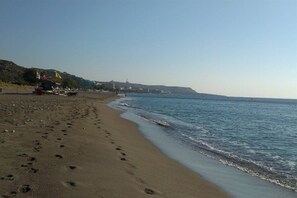 Beach nearby - Villa George Studios (Rhodes)