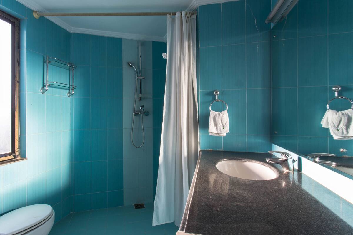 Un baño con ducha, inodoro y lavamanos.