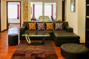 Apartamento superluxo, 2 quartos, para não fumantes, vista para o jardim | 1 quarto, individualmente decorados, individualmente mobiliados