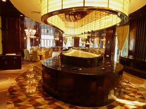 供應午餐及晚餐;中國菜