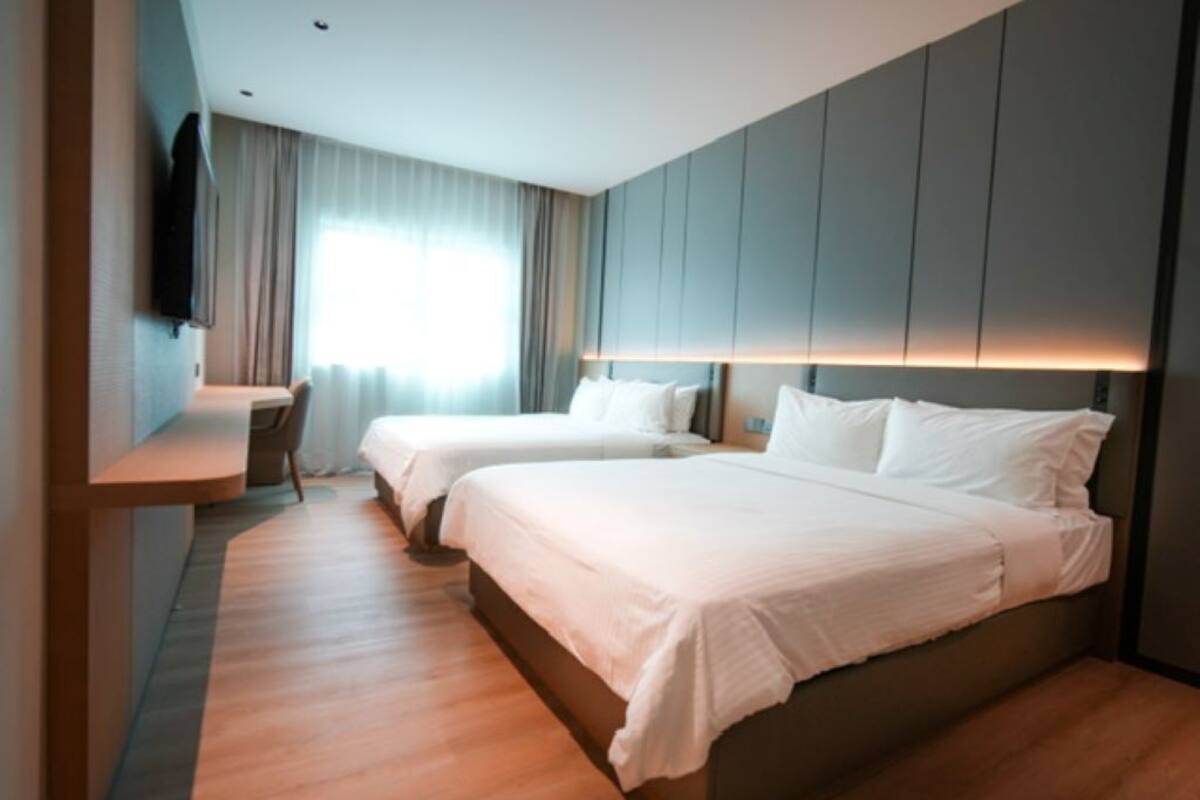 deluxe double queen | desk, soundproofing, iron/ironing board, free wifi
