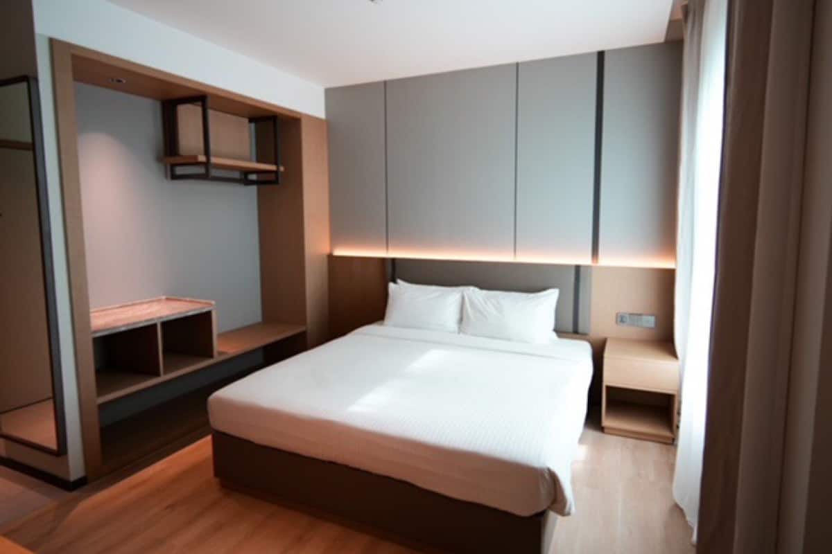 desk, soundproofing, iron/ironing board, free wifi