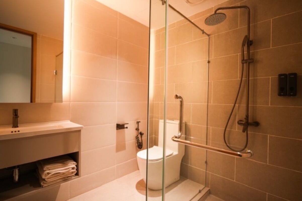 shower, rainfall showerhead, free toiletries, hair dryer