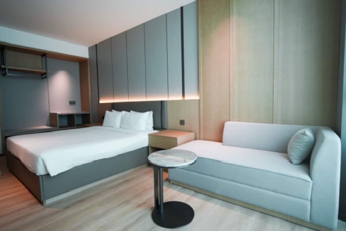 deluxe king | bathroom | shower, rainfall showerhead, free toiletries, hair dryer