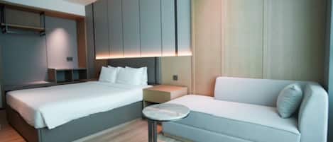 Deluxe King | Bathroom | Shower, rainfall showerhead, free toiletries, hair dryer